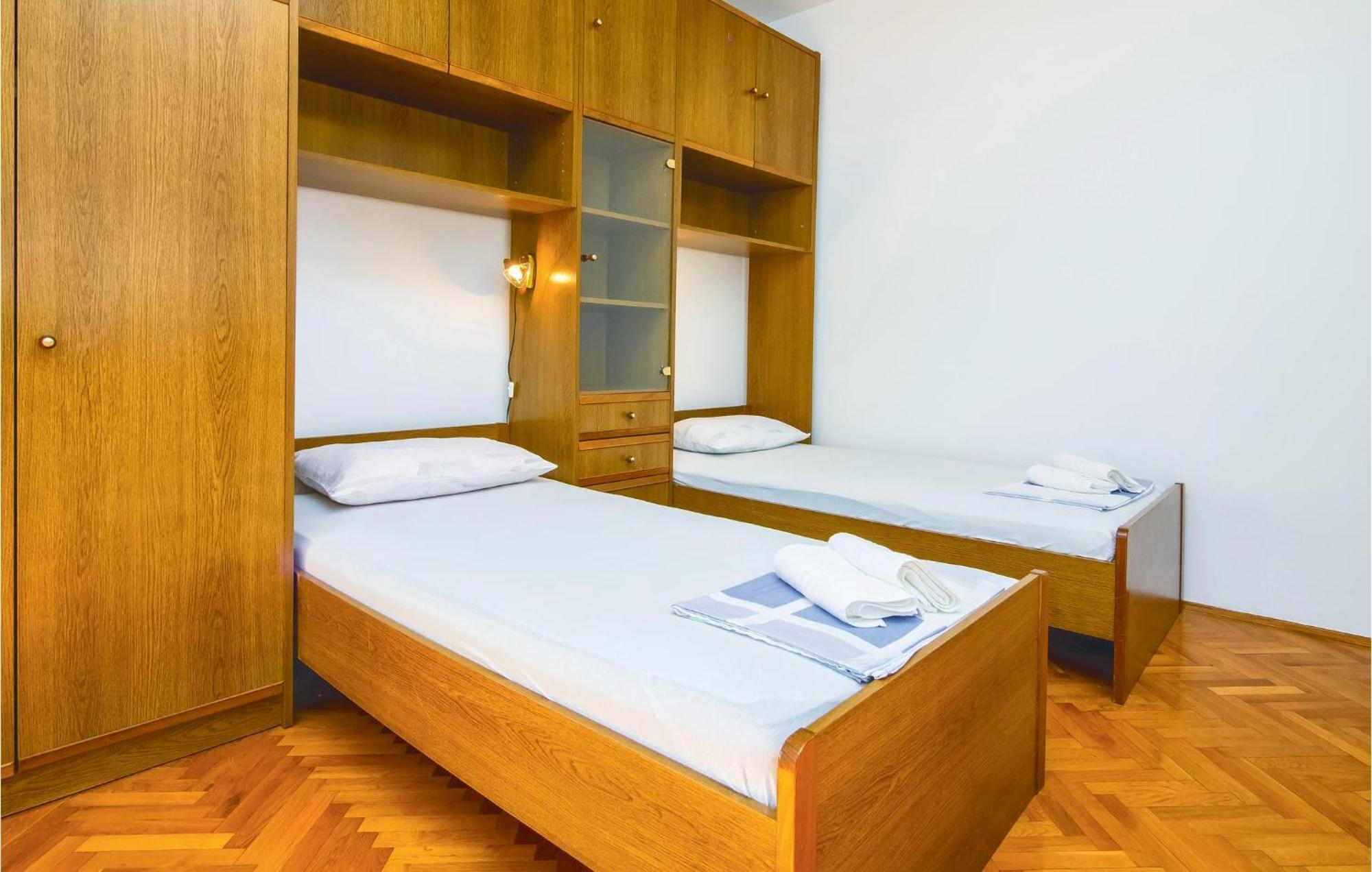 Lovely Apartment In Podstrana With Kitchen Luaran gambar