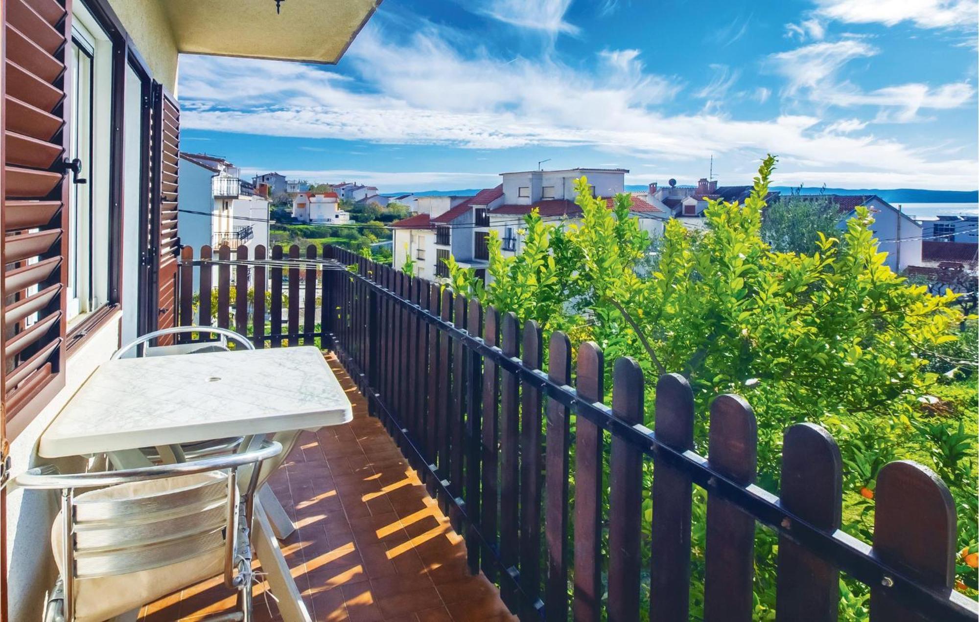 Lovely Apartment In Podstrana With Kitchen Luaran gambar